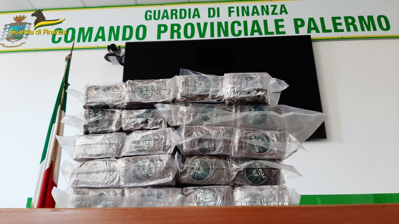 Beccata coppietta in auto con 28 chili di hashish