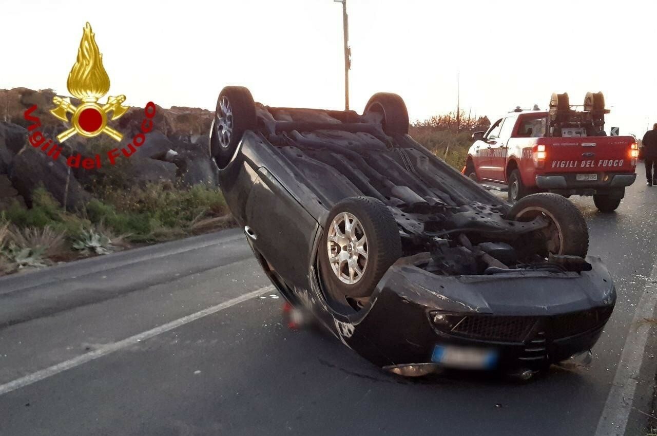 Incidente a Belpasso: l'auto si ribalta