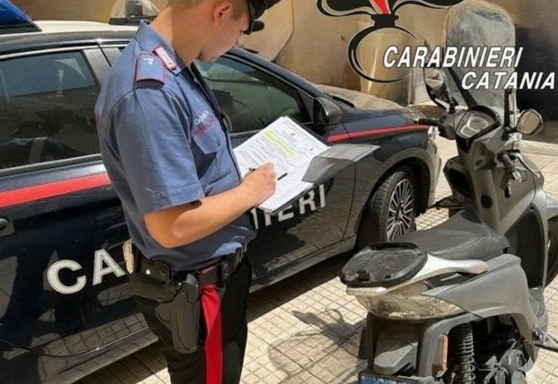 Ladro di infissi e zanzariere sorpreso sul balcone
