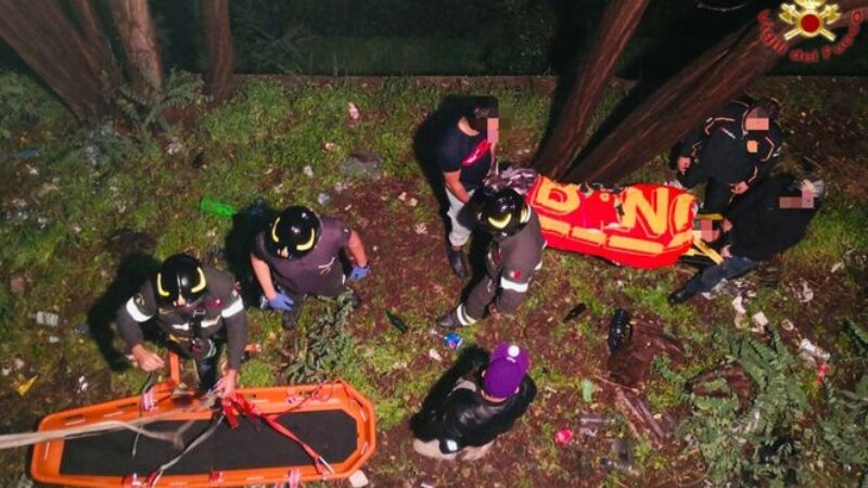 Cade da muro alto 5 metri, salvata dai vigili del fuoco