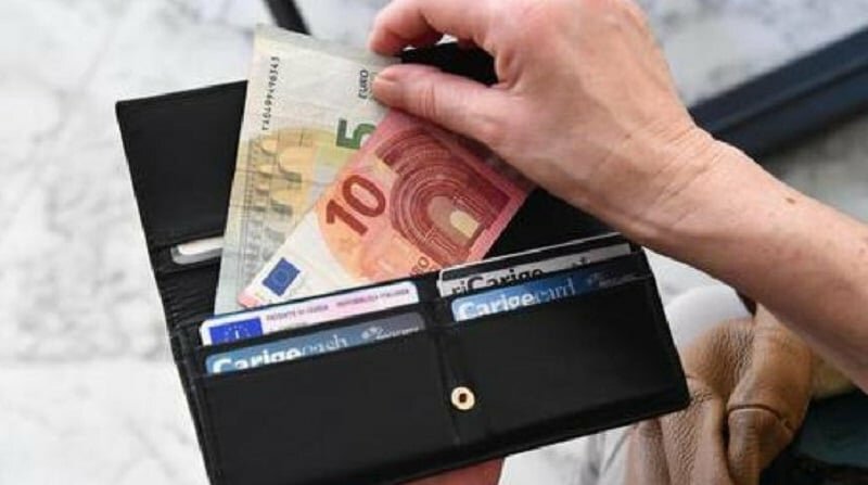 Finto avvocato promette lavoro in cambio di denaro