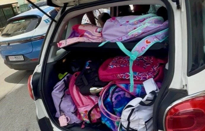 In macchina 14 bambini, multata all'uscita della scuola