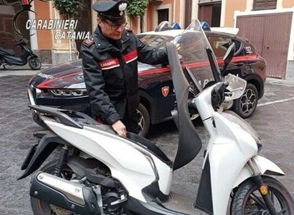 In corso dei Martiri con lo scooter rubato