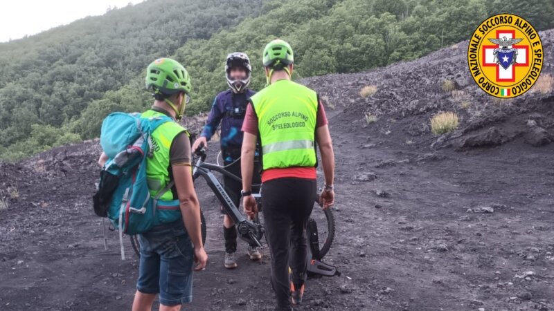 Con la bici si perde nella Valle del Bove: recuperato