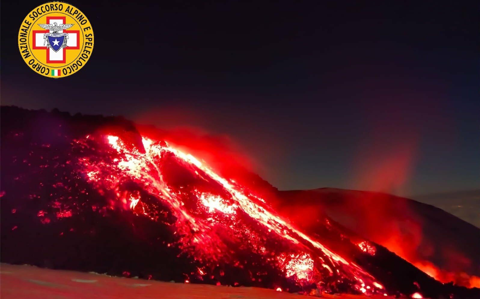"Etna, attenti ai frammenti incandescenti"