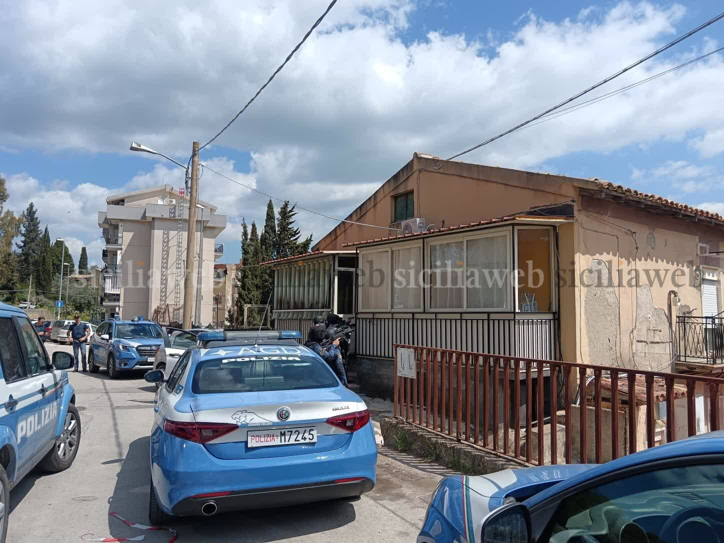 Evade dai domiciliari, si barrica in casa di un amico e spara