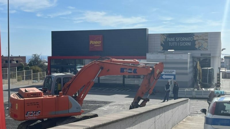 Tremestieri: spaccata con ruspa al Penny Market