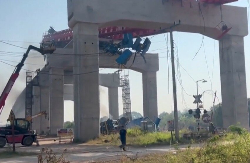 Gru crolla su treno passeggeri: oltre 20 morti