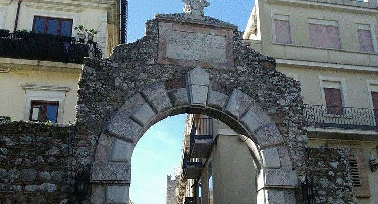 Cade un'altra pietra dalla porta di Taormina