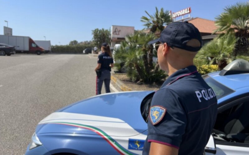 Non si fermano all'alt: inseguimento sull'A18