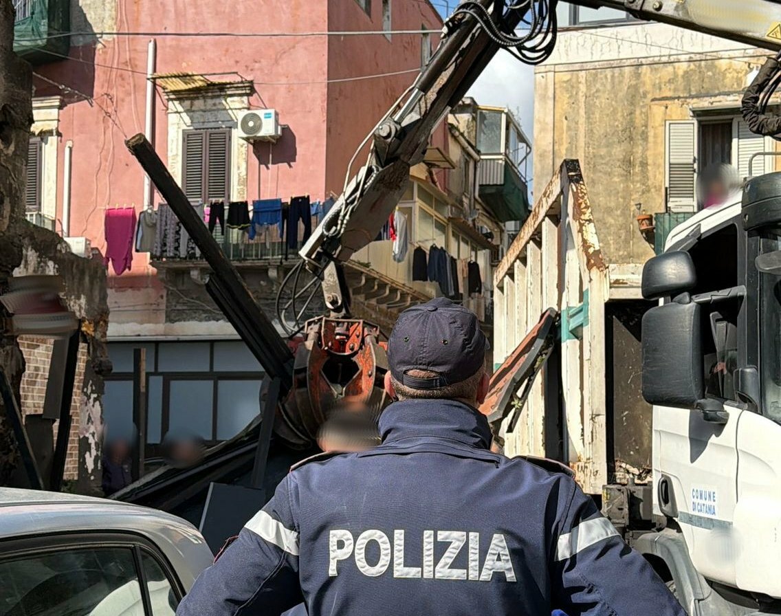 Ambulanti e strutture abusive a San Cristoforo: salta fuori una pistola