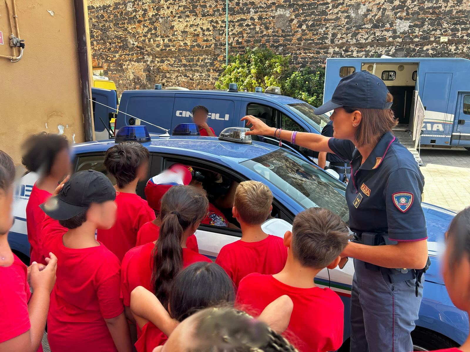 estate-con-la-polizia-di-stato-iniziativa-all’insegna-della-legalita’-con-i-bambini-dell’istituto-“madonna-della-divina-provvidenza”-di-san-cristoforo-(4).jpeg