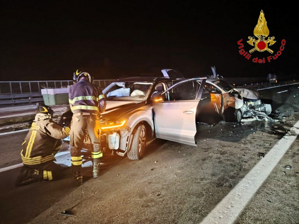 Incidente a catena: tra i feriti coppia al rientro dal matrimonio del figlio Incidente a catena: tra i feriti coppia al rientro dal matrimonio del figlio