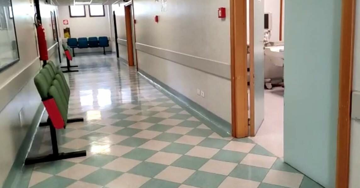 Arriva all'ospedale in codice rosso e aspetta 3 ore