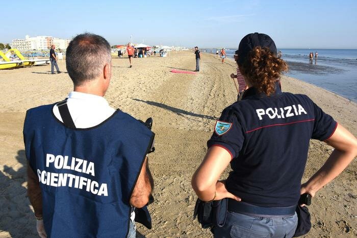 Molestata in spiaggia: lo filma col cellulare e lo incastra