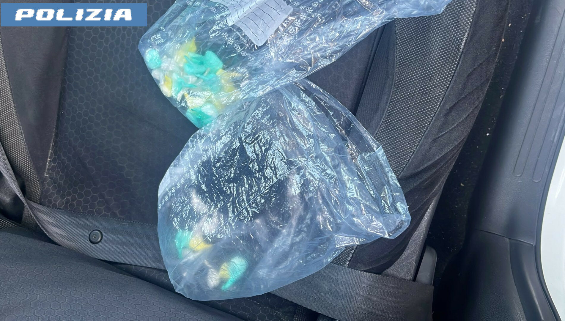 girava-in-auto-con-soldi-e-cocaina-pusher-arrestato-dalla-polizia-di-stato..jpeg