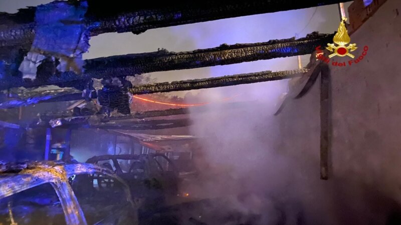 Aci Castello: a fuoco tettoia, distrutte auto