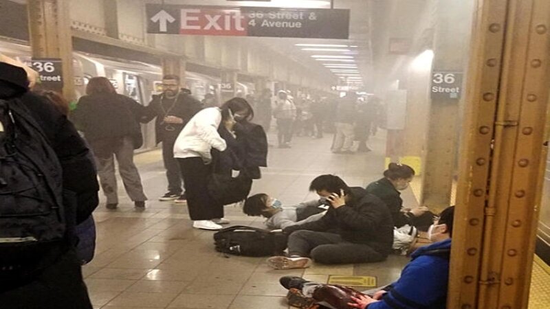 Terrore a New York: spari nella metro, 13 feriti
