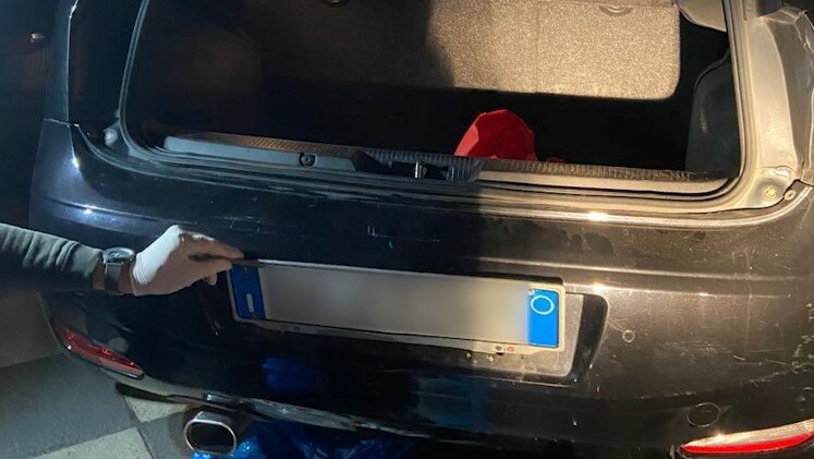 Catania: dietro la targa 700.000 euro di coca