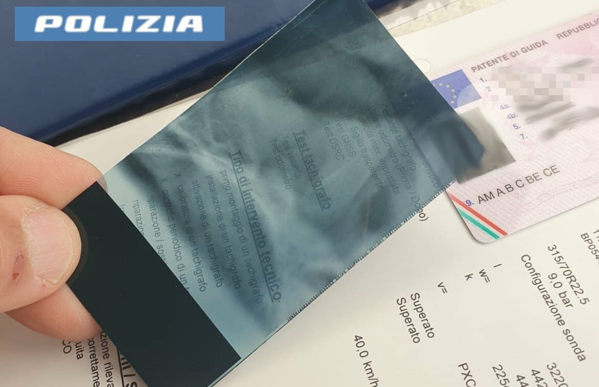 Cerca di imbrogliare i poliziotti, ma lo scoprono