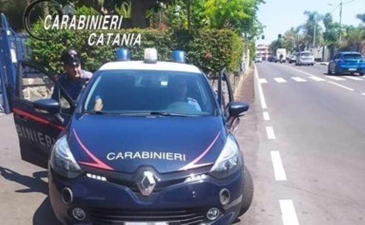 Aci Castello: ruba auto parcheggiata, beccato alla guida