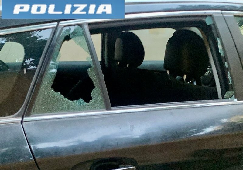 Spacca finestrino dell'auto: sorpreso dal proprietario