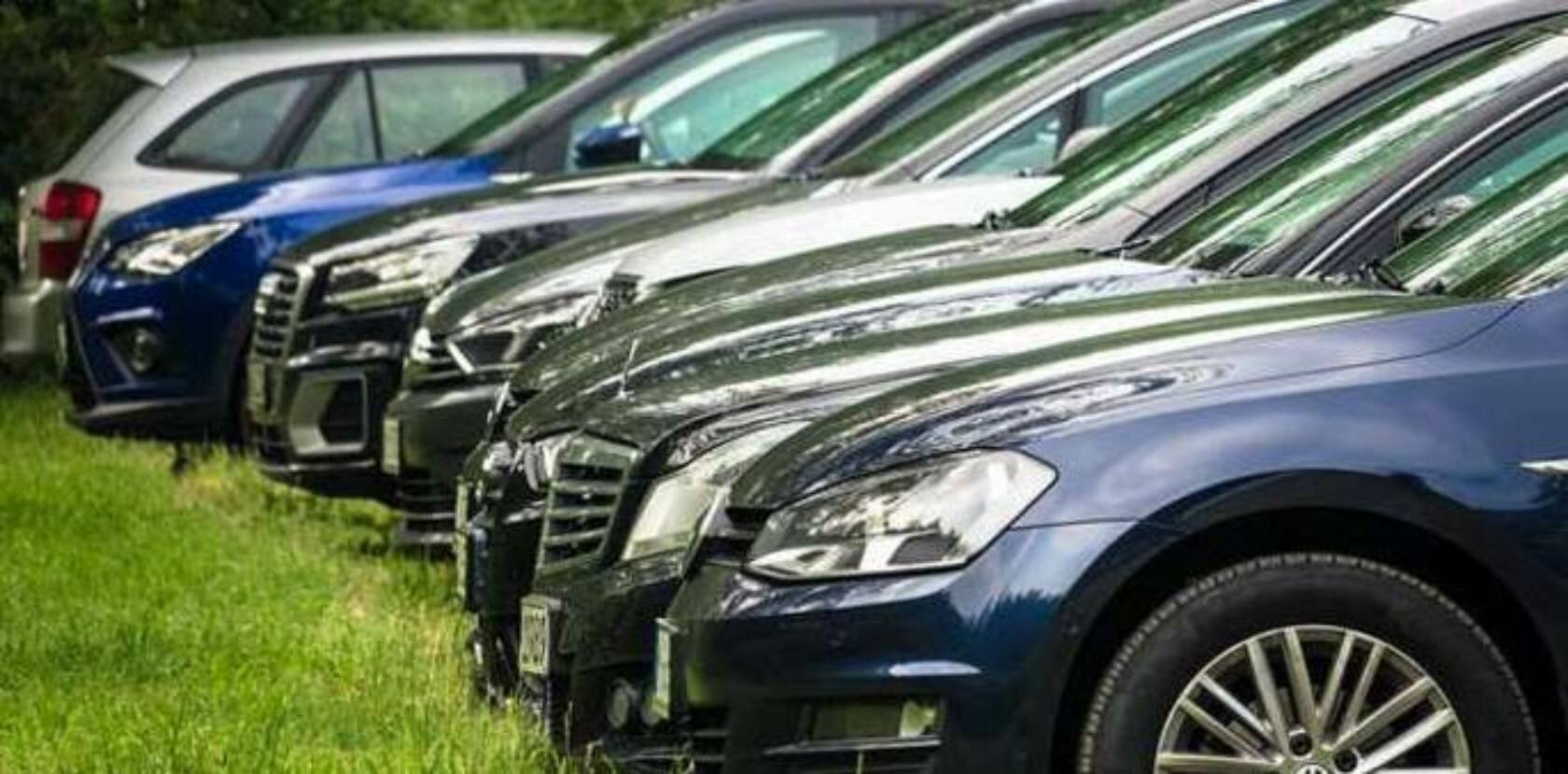 Sbanda e danneggia nove auto in sosta