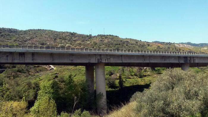 Litigano per separazione, spinge marito gi&ugrave; da ponte