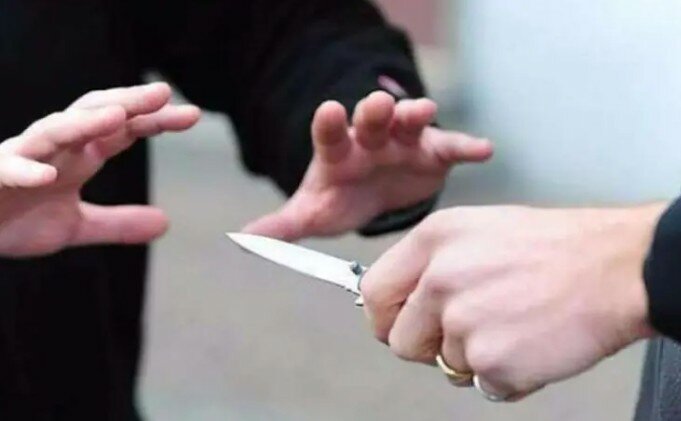Accoltella ambulante e scappa: preso
