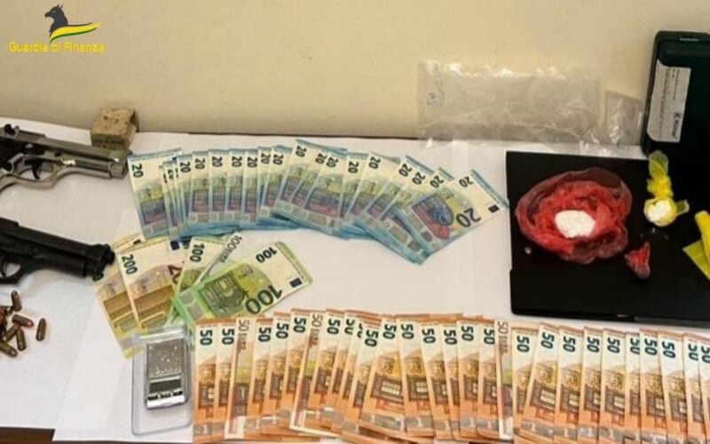 In casa cocaina e pistola giocattolo modificata