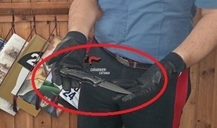 Colpito dal pallone lo buca con un coltello
