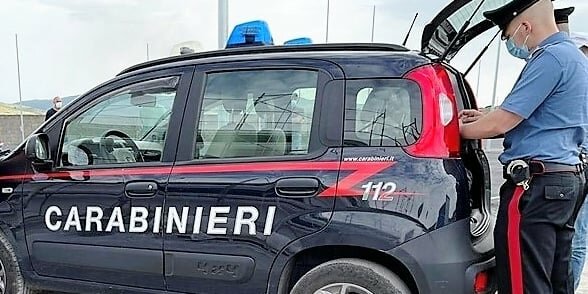 Lo fermano i carabinieri: si spoglia