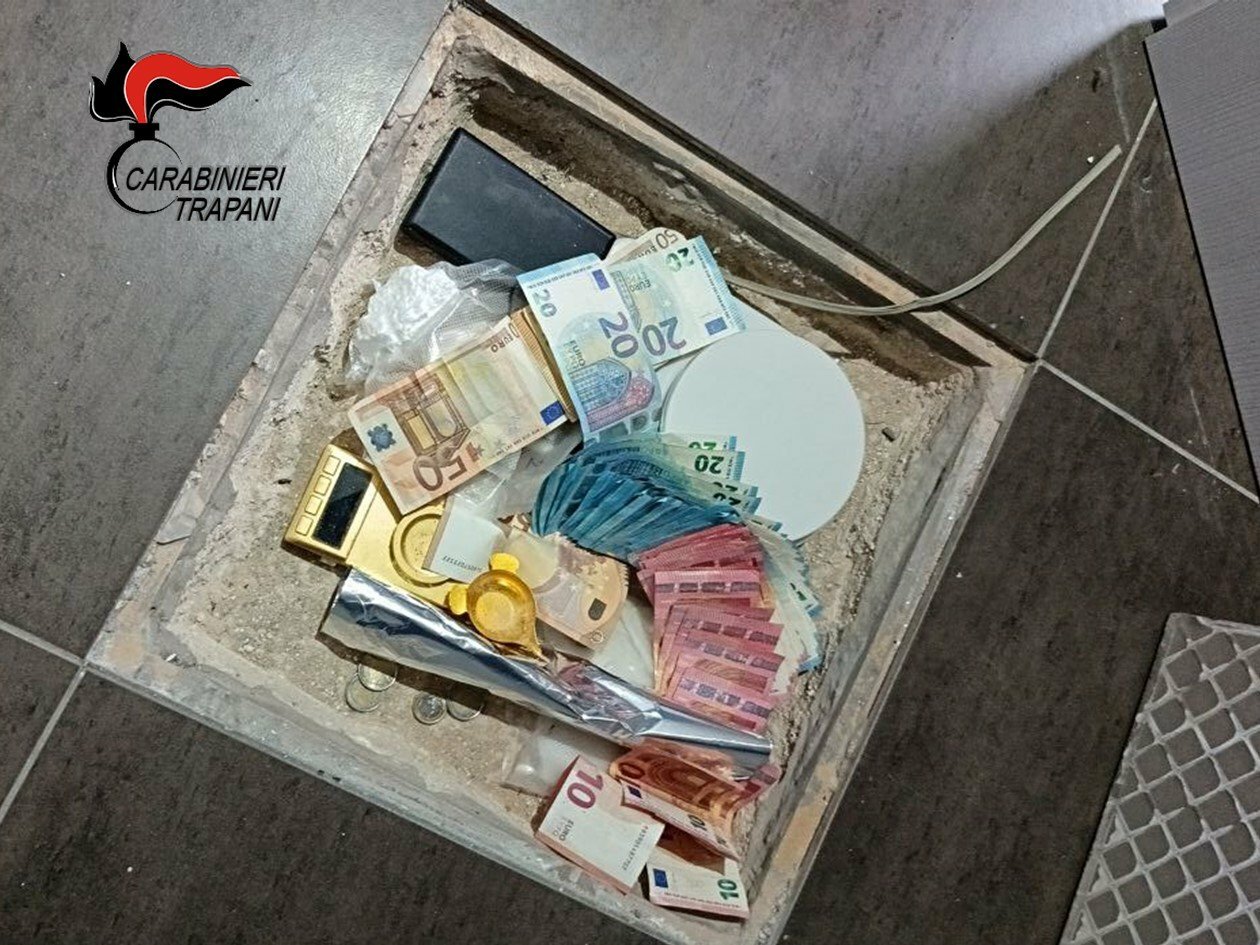 Droga di tutti i tipi nella casa blindata