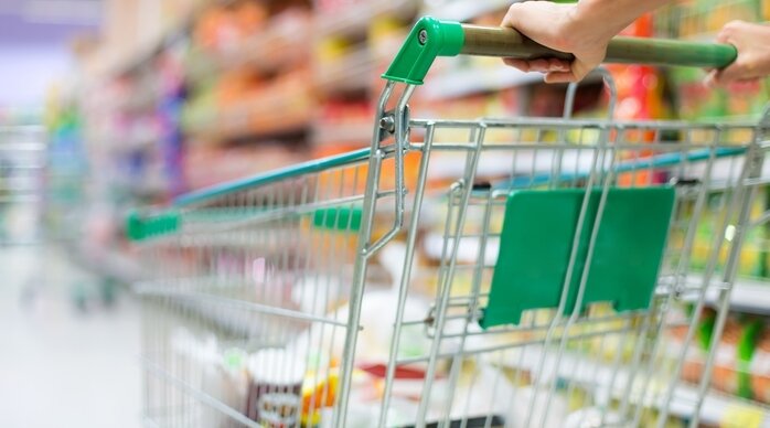 Saccheggia supermercato al Borgo, poi assale tutti