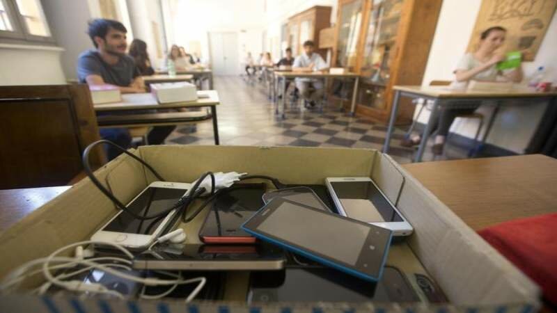Cellulari a scuola, contrari 3 studenti su 4