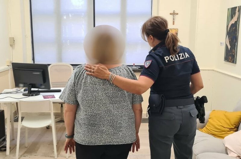 Raggirano anziana e le rubano soldi e gioielli