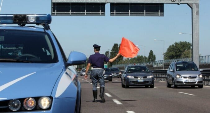 Auto gi&ugrave; dal ponte, A19 bloccata