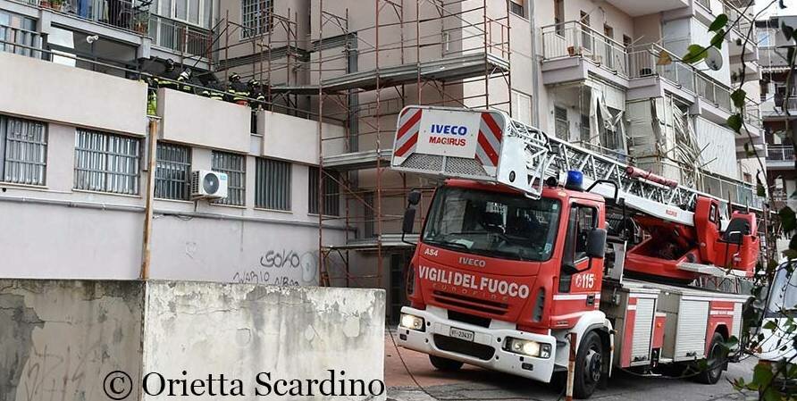Catania, precipita dal 4&deg; piano e muore
