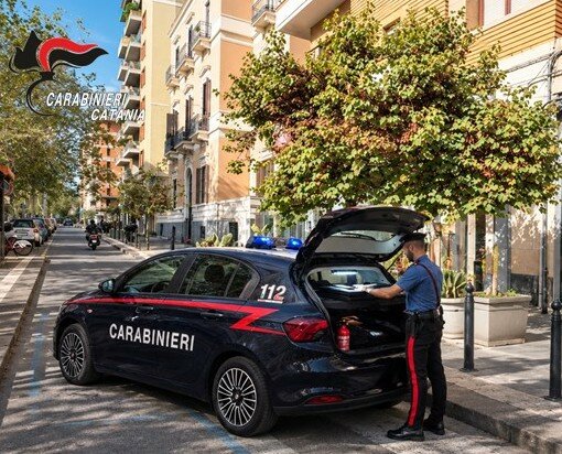 Sfreccia in corso Italia, poi minaccia i carabinieri