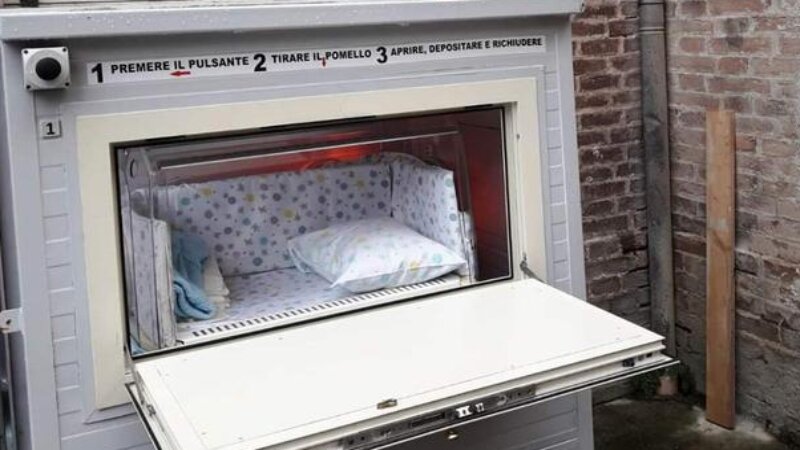 Neonato abbandonato nella Culla per la vita Neonato abbandonato nella Culla per la vita