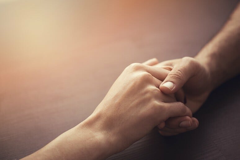 Dilapida la sua fortuna e seduce la nuotatrice