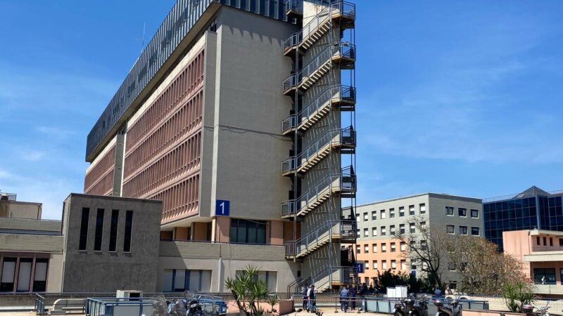 Si lancia dal 7&deg; piano del Policlinico e muore