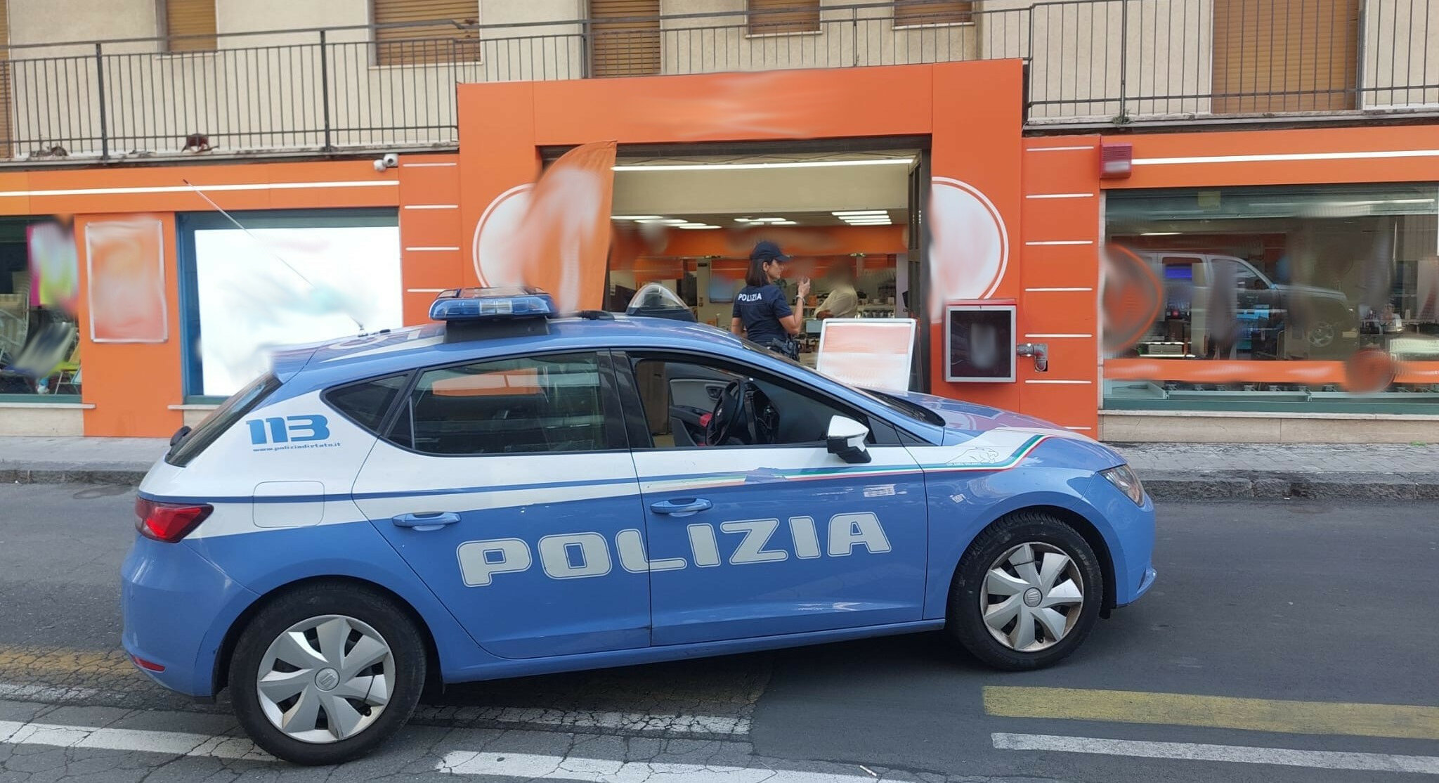 Rapina nel negozio in centro: clienti lo bloccano
