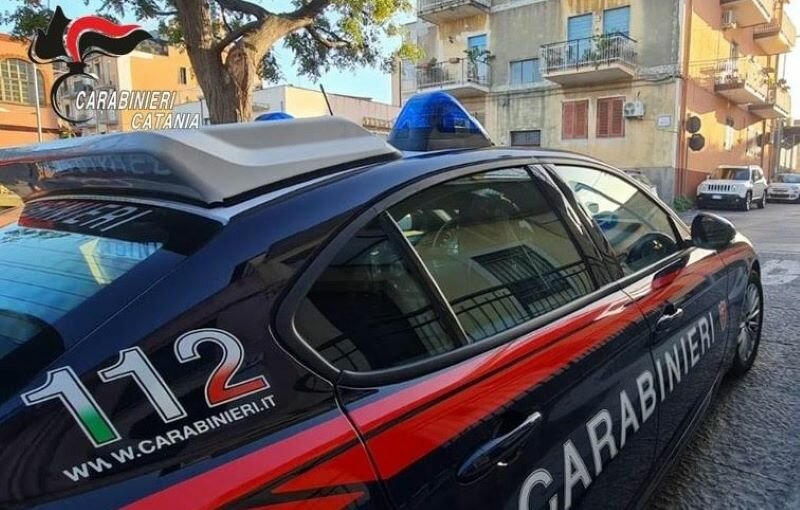 Non accetta la separazione e minaccia l'ex con forbici