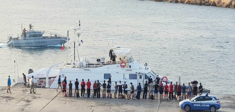 Mai cos&igrave; tanti sbarchi: 4.000 migranti in hotspot