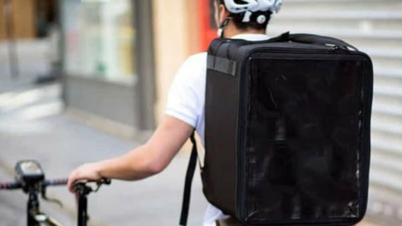 Ordina pizza e accoltella rider per derubarlo