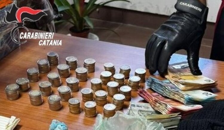 In casa ogni tipo di droga e oltre undicimila euro in banconote false