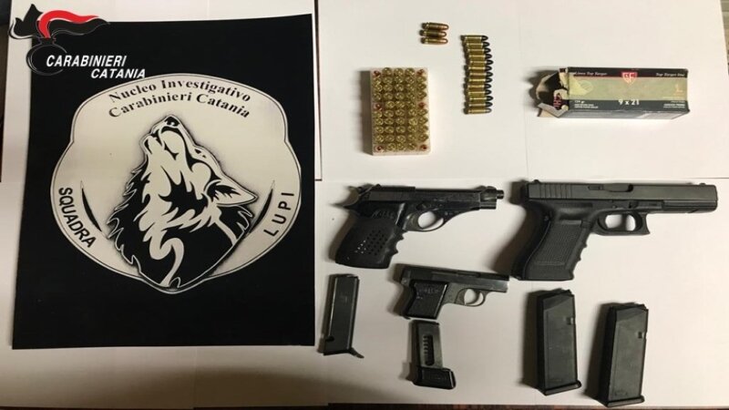 Catania, armi e munizioni nel casolare abbandonato