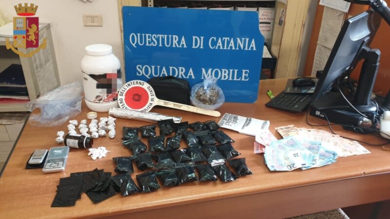 Pusher tenta fuga in scooter: bloccato