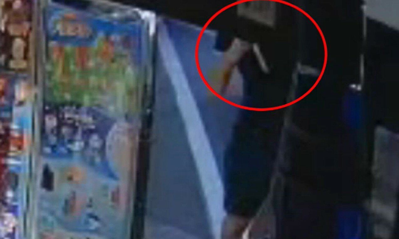 Litigano nel bar etneo, lo insegue e lo accoltella: il video Litigano nel bar etneo, lo insegue e lo accoltella: il video
